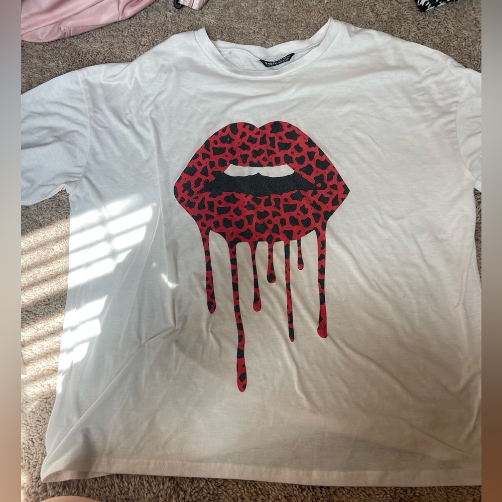 SHEIN Cheetah print lip shirt